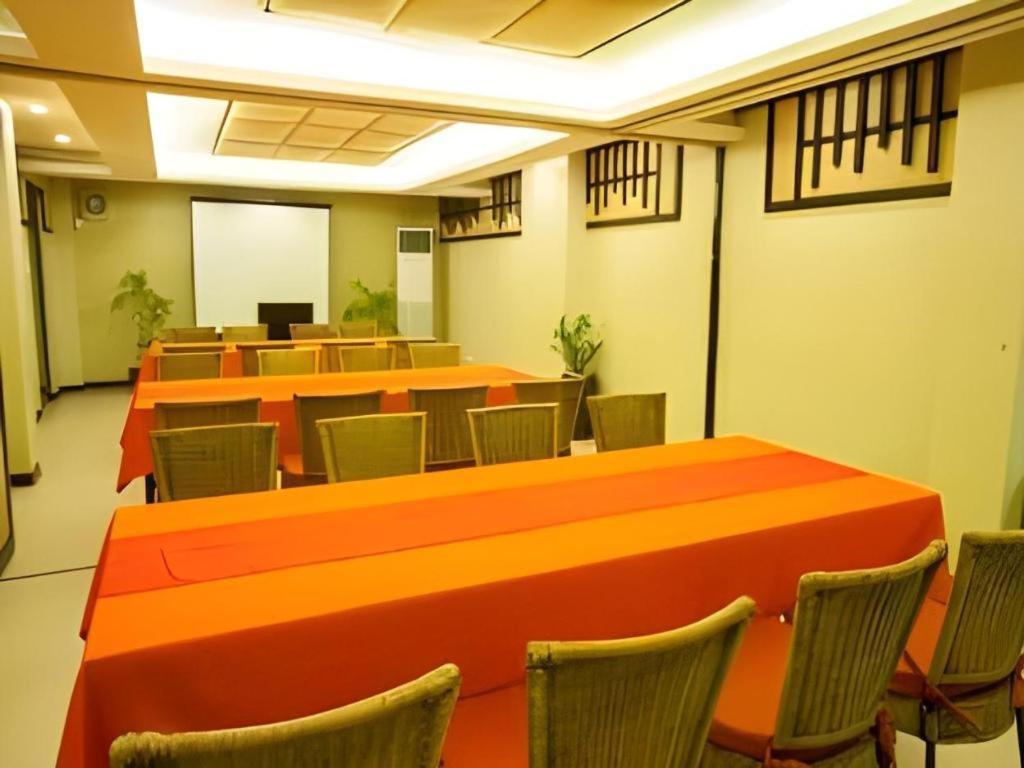 L Square Hotel Tarlac City Bagian luar foto